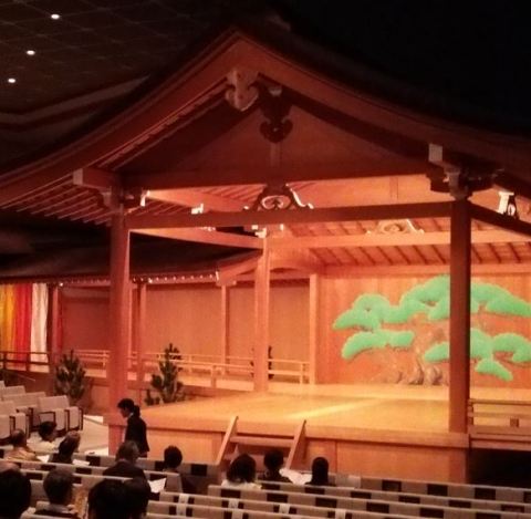 鏡板に描かれている老松は石高によって松の立派度が違うらしく。国立能楽堂の松は江戸城の能舞台を復刻したのだそうです。だからあんなに立派なんですね～。